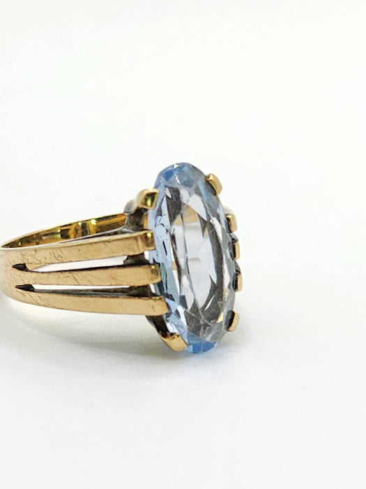 2086: Vintage; 9ct Gold Large Pale Blue Solitaire Ring- Mature colour and hues