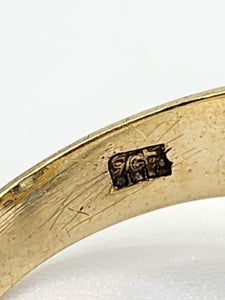 2086: Vintage; 9ct Gold Large Pale Blue Solitaire Ring- Mature colour and hues