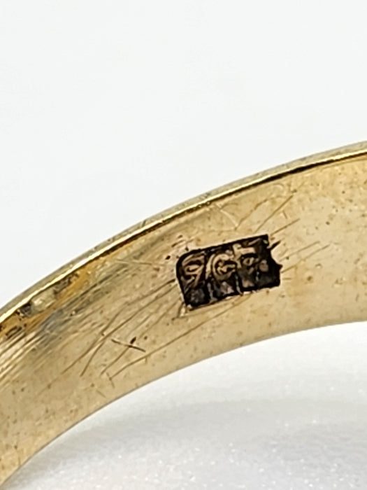 2086: Vintage; 9ct Gold Large Pale Blue Solitaire Ring- Mature colour and hues