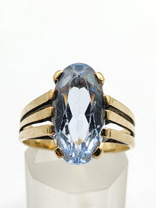 2086: Vintage; 9ct Gold Large Pale Blue Solitaire Ring- Mature colour and hues