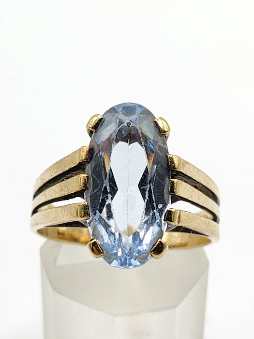 2086: Vintage; 9ct Gold Large Pale Blue Solitaire Ring- Mature colour and hues