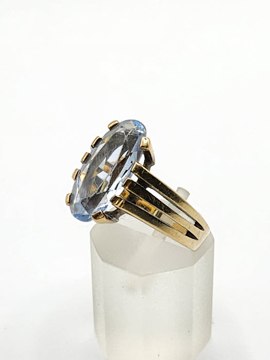 2086: Vintage; 9ct Gold Large Pale Blue Solitaire Ring- Mature colour and hues