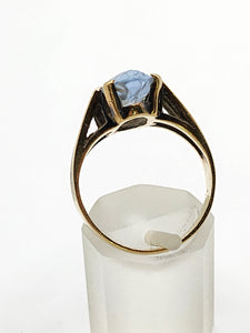 2086: Vintage; 9ct Gold Large Pale Blue Solitaire Ring- Mature colour and hues