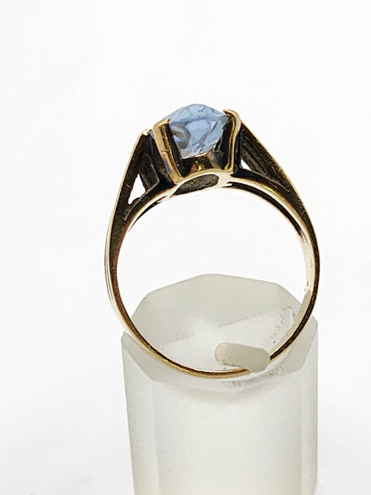 2086: Vintage; 9ct Gold Large Pale Blue Solitaire Ring- Mature colour and hues