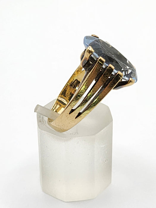 2086: Vintage; 9ct Gold Large Pale Blue Solitaire Ring- Mature colour and hues