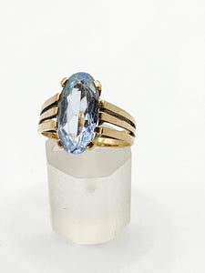 2086: Vintage; 9ct Gold Large Pale Blue Solitaire Ring- Mature colour and hues