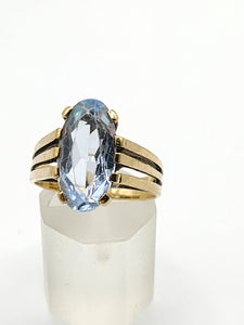 2086: Vintage; 9ct Gold Large Pale Blue Solitaire Ring- Mature colour and hues