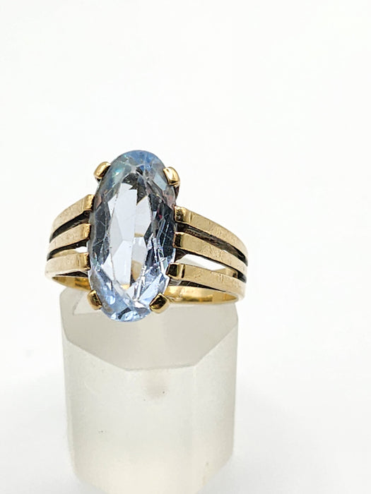 2086: Vintage; 9ct Gold Large Pale Blue Solitaire Ring- Mature colour and hues