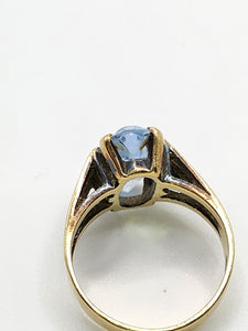 2086: Vintage; 9ct Gold Large Pale Blue Solitaire Ring- Mature colour and hues