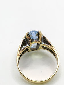 2086: Vintage; 9ct Gold Large Pale Blue Solitaire Ring- Mature colour and hues