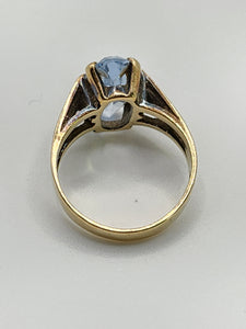 2086: Vintage; 9ct Gold Large Pale Blue Solitaire Ring- Mature colour and hues
