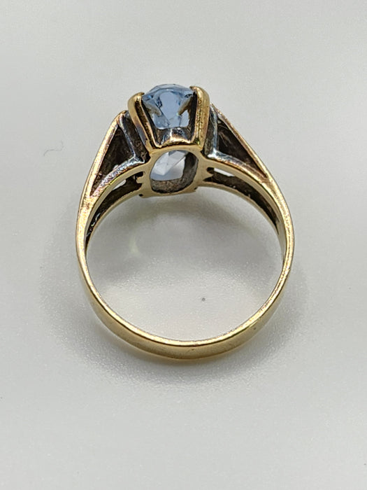 2086: Vintage; 9ct Gold Large Pale Blue Solitaire Ring- Mature colour and hues