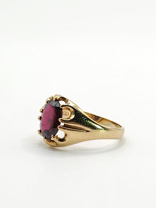 2088: Vintage: 9ct Gold Red Garnet Gypsy Solitaire Ring- Lovely cut and colour.