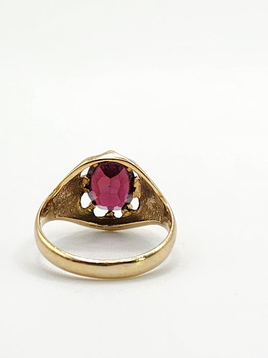 2088: Vintage: 9ct Gold Red Garnet Gypsy Solitaire Ring- Lovely cut and colour.