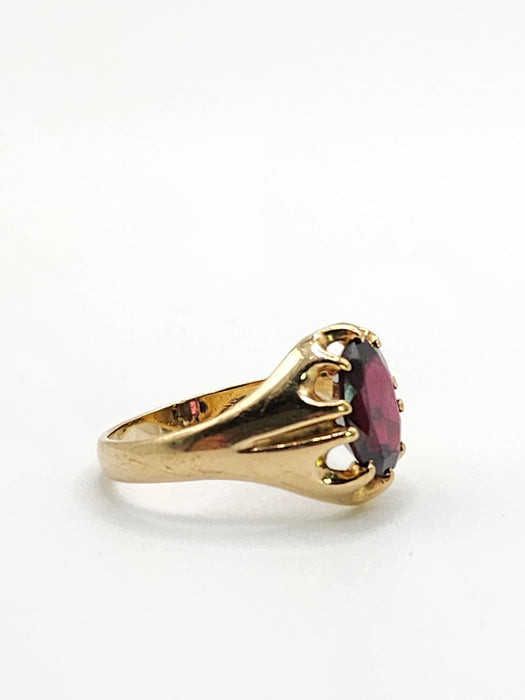 2088: Vintage: 9ct Gold Red Garnet Gypsy Solitaire Ring- Lovely cut and colour.