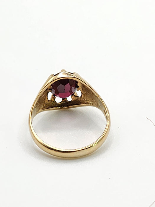 2088: Vintage: 9ct Gold Red Garnet Gypsy Solitaire Ring- Lovely cut and colour.
