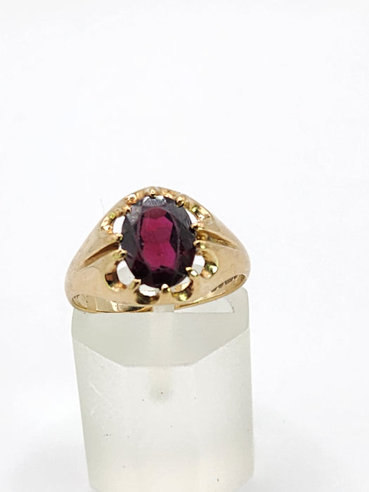 2088: Vintage: 9ct Gold Red Garnet Gypsy Solitaire Ring- Lovely cut and colour.
