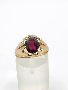 2088: Vintage: 9ct Gold Red Garnet Gypsy Solitaire Ring- Lovely cut and colour.