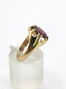 2088: Vintage: 9ct Gold Red Garnet Gypsy Solitaire Ring- Lovely cut and colour.