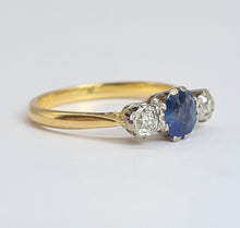 Cargar imagen en el visor de la galería, 1854: Vintage: 18ct Gold Platinum Cornflower Blue Sapphire Diamonds (0.34ct) 3-Stone Straight Ring
