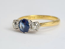 Cargar imagen en el visor de la galería, 1854: Vintage: 18ct Gold Platinum Cornflower Blue Sapphire Diamonds (0.34ct) 3-Stone Straight Ring
