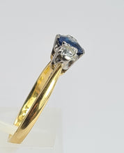 Cargar imagen en el visor de la galería, 1854: Vintage: 18ct Gold Platinum Cornflower Blue Sapphire Diamonds (0.34ct) 3-Stone Straight Ring
