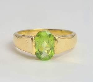 2038: Vintage; 18ct Gold Peridot Solitaire Dress/Stacker Ring- Sartorial beauty