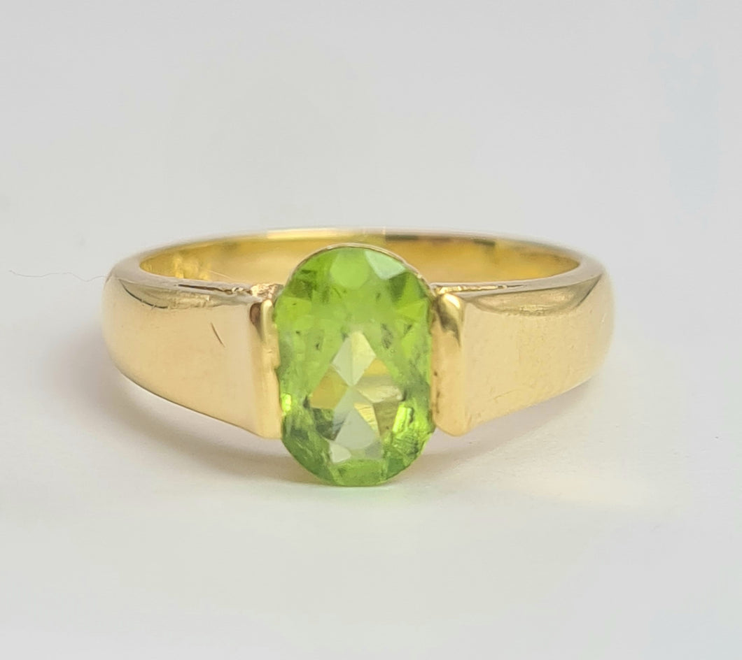 2038: Vintage; 18ct Gold Peridot Solitaire Dress/Stacker Ring- Sartorial beauty