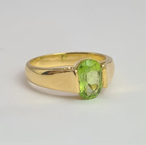 2038: Vintage; 18ct Gold Peridot Solitaire Dress/Stacker Ring- Sartorial beauty