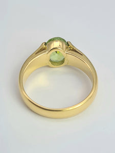 2038: Vintage; 18ct Gold Peridot Solitaire Dress/Stacker Ring- Sartorial beauty