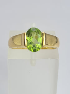 2038: Vintage; 18ct Gold Peridot Solitaire Dress/Stacker Ring- Sartorial beauty