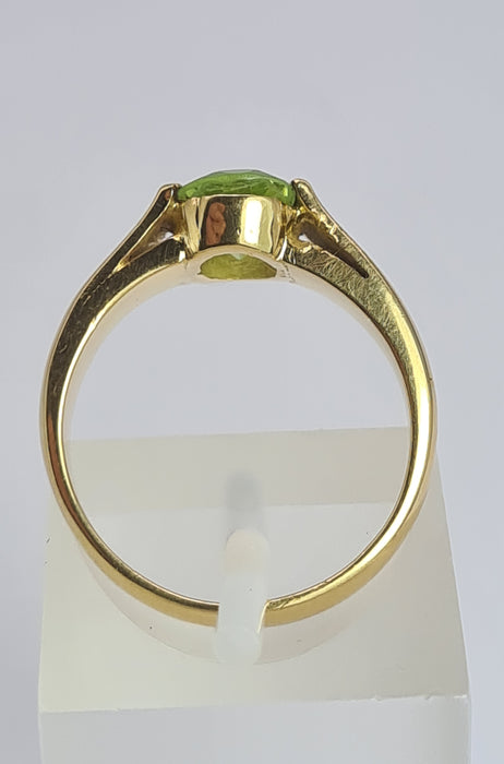 6407 Vintage 18ct Gold Peridot Solitaire Dress/Stacker Ring- Exquisite