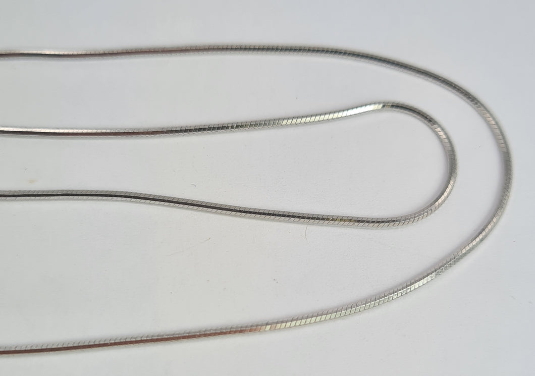 2070: Vintage: 9ct White Gold Snake Chain/Necklace (40cm) - Pristine Condition