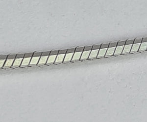 2070: Vintage: 9ct White Gold Snake Chain/Necklace (40cm) - Pristine Condition