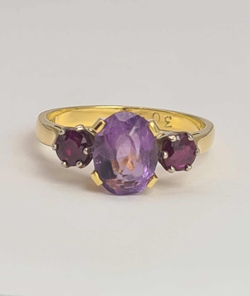 2104: Vintage: 18ct Gold Oval Ruby Round Cut Amethysts Ring- Rare combination