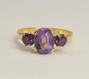 2104: Vintage: 18ct Gold Oval Ruby Round Cut Amethysts Ring- Rare combination