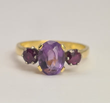 Load image into Gallery viewer, 2104: Vintage: 18ct Gold Oval Ruby Round Cut Amethysts Ring- Rare combination

