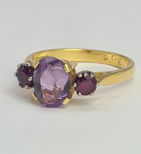 2104: Vintage: 18ct Gold Oval Ruby Round Cut Amethysts Ring- Rare combination
