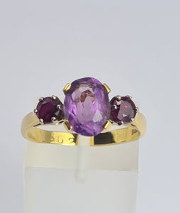 2104: Vintage: 18ct Gold Oval Ruby Round Cut Amethysts Ring- Rare combination