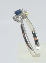 Cargar imagen en el visor de la galería, 2107: Vintage: 18ct White Gold Cornflower Blue 10 Natural Diamonds Halo Ring- Crisp, clean eye candy-
