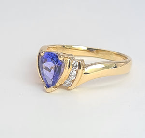 2138: Vintage: 14ct Gold Violet Blue Pear-Cut Tanzanite Natural Diamonds Ring- Lovely cut and colour