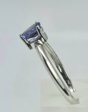 Cargar imagen en el visor de la galería, 1890: Vintage: 14ct White Gold Petite Pear-Cut Violet Blue Tanzanite Ring

