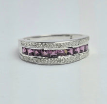 Cargar imagen en el visor de la galería, 2118: Vintage: 9ct White Gold Almandine Garnets Stacker Ring- Picture perfect
