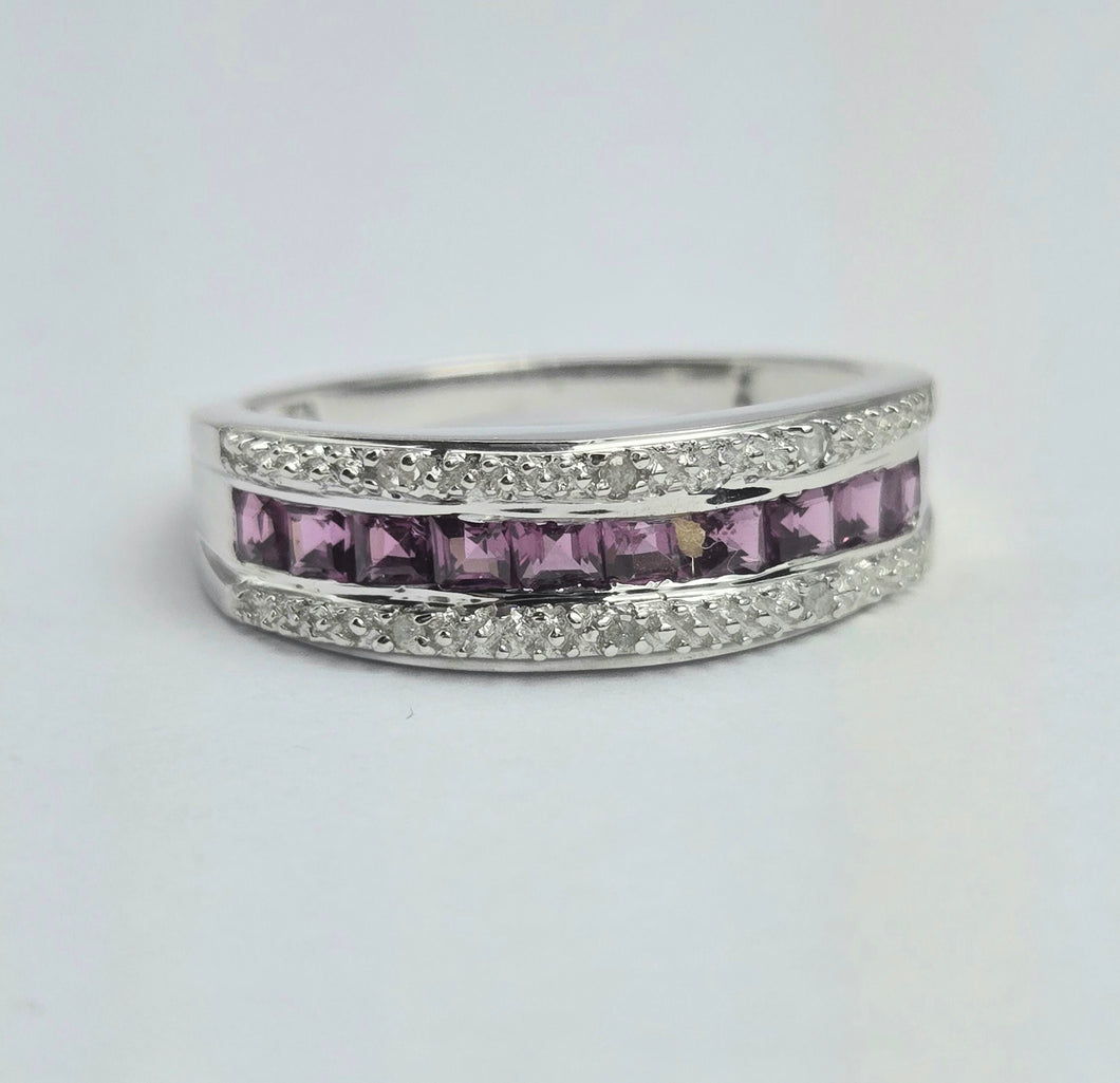 2118: Vintage: 9ct White Gold Almandine Garnets Stacker Ring- Picture perfect