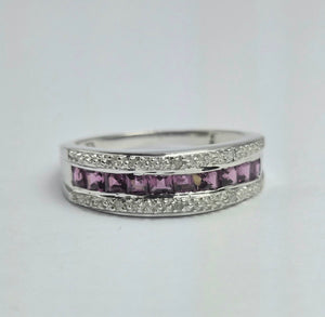2118: Vintage: 9ct White Gold Almandine Garnets Stacker Ring- Picture perfect
