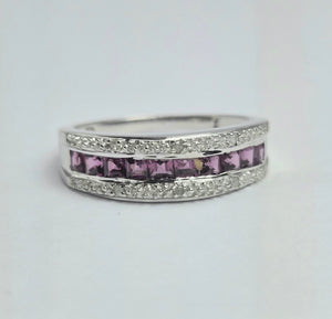 2118: Vintage: 9ct White Gold Almandine Garnets Stacker Ring- Picture perfect