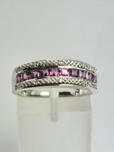 Cargar imagen en el visor de la galería, 2118: Vintage: 9ct White Gold Almandine Garnets Stacker Ring- Picture perfect
