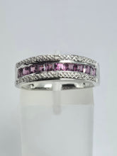 Cargar imagen en el visor de la galería, 2118: Vintage: 9ct White Gold Almandine Garnets Stacker Ring- Picture perfect
