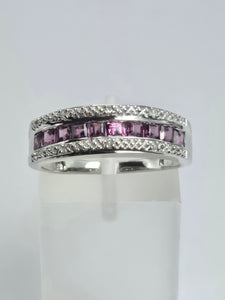 2118: Vintage: 9ct White Gold Almandine Garnets Stacker Ring- Picture perfect