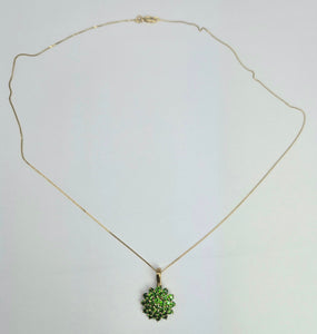 2148: Vintage; 9ct Gold 31 Green Diopsides Pendant & Chain (40cm) - lovely neckwear